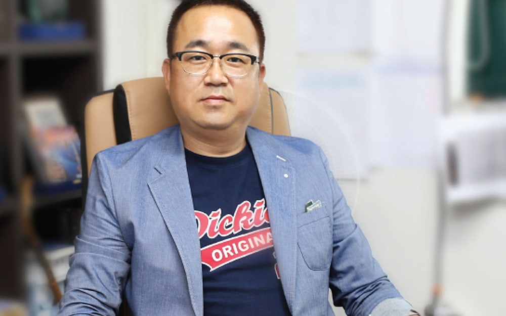 월간인물 취재에 응한 문재원 대표